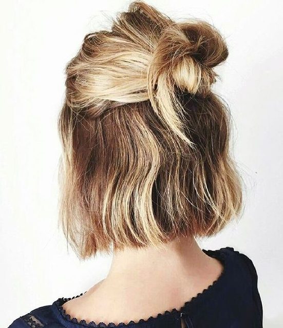 a midi bob with a bump on top and a messy knot is a cool idea that you can realize on the go