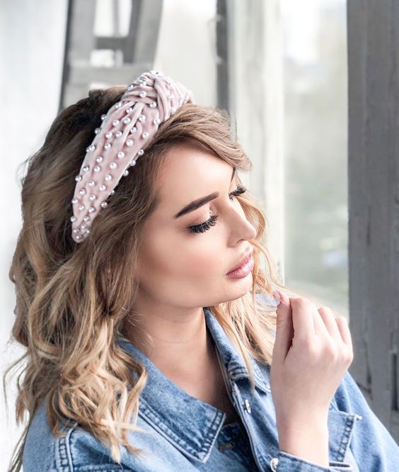 a pink padded knot headband with pearls is a cool idea as pearls are in trend right now