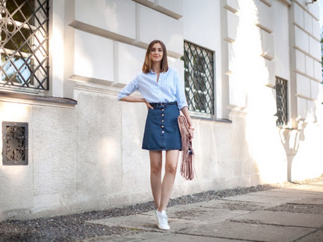 With striped button down shirt, fringe bag and white sneakers