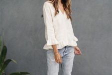 a relaxed summer look with a white linen top with ruffled sleeves, blue ripped jeans and white slippers