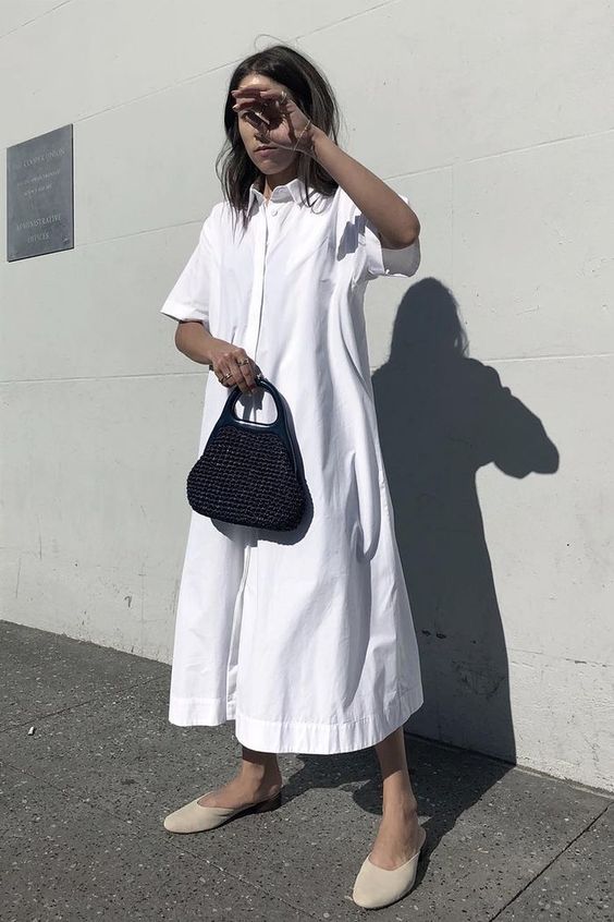 a white midi shirtdress, neutral mules, a black bag for a stylish and very simple summer look