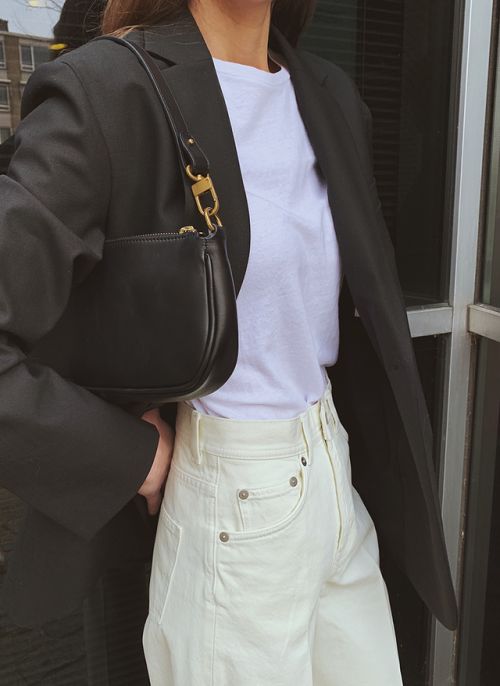 A white t shirt, ivory jeans, a black oversized blazer and a black baguette bag are a lovely combo for work