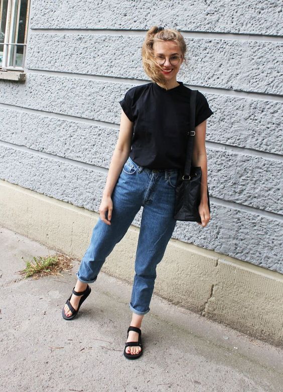 a black tee, blue cuffed jeans, black sporty sandals and a black bag for every day