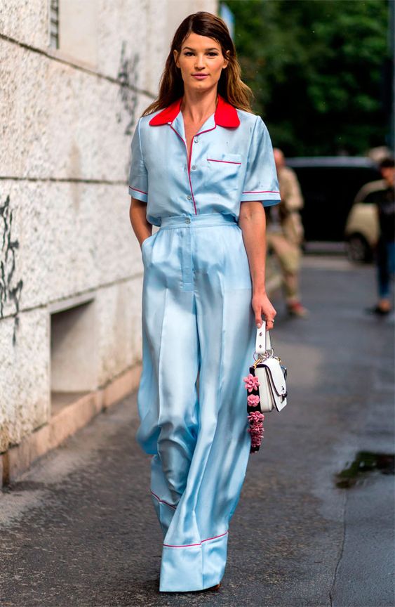 a contrasting look with a light blue and red pajamas suit, a white bag with a floral handle looks wow