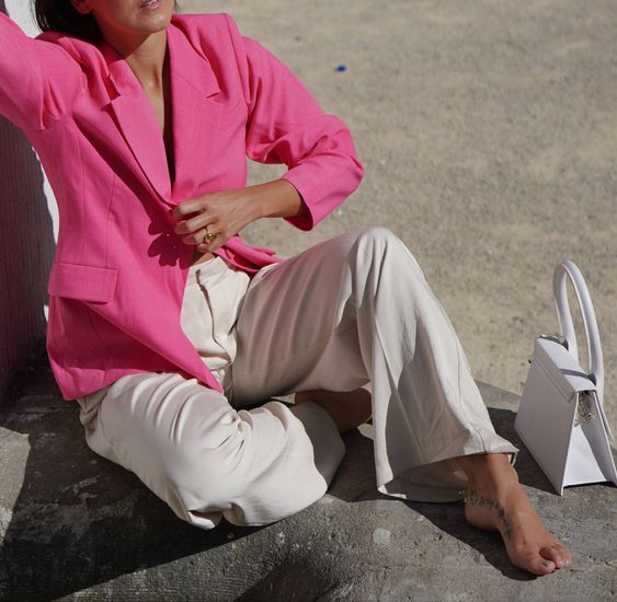 a hot pink blazer, white pants and a white bag for going to work in summer