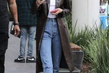 07 Kendall Jenner wearing a white top, blue jeans, white sneakers and a brown leather trench in 90s style