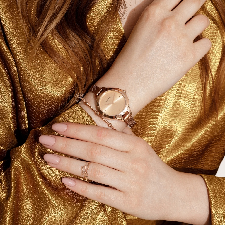 a very refined and whimsical gold midi ring is a lovely idea to make your look more delicate
