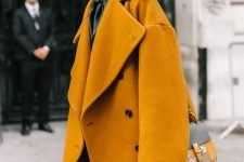 a beautiful oversized mustard coat like this one and a stylish snake print bag will make your look veyr trendy