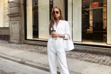 a white jumpsuit, trainers, a bag for a comfortable and chic work fall look