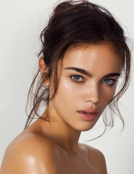 a dewy natural makeup with bushy eyebrows and a glossy nude lip is amazing
