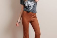 With printed t-shirt, black hat and brown sandals
