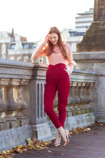 With red high-waisted trousers and pastel colored shoes
