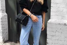 a black sweatshirt, light blue cropped jeans, black moccasins and a black bag for the fall