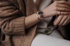 a rose gold bracelet watch, a rose gold thin bracelet and a matching ring – you won’t need more to raise your outfit to a new level