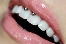 a smiley piercing plus a glossy pink lip for a catchy and chic girlish look