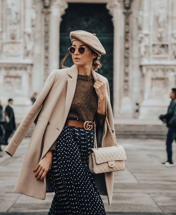 a refined fall look with a chunky sweater, a polka dot skirt, a creamy bag and a coat, a tan beret