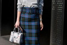 a gret sweatshirt, a midi tweed skirt, bold blue shoes and a grey printed bag for fall