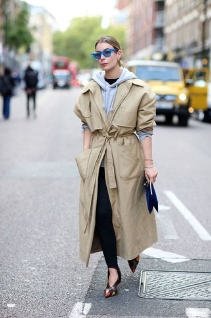 With black skinny pants, beige maxi trench coat, navy blue clutch and printed shoes