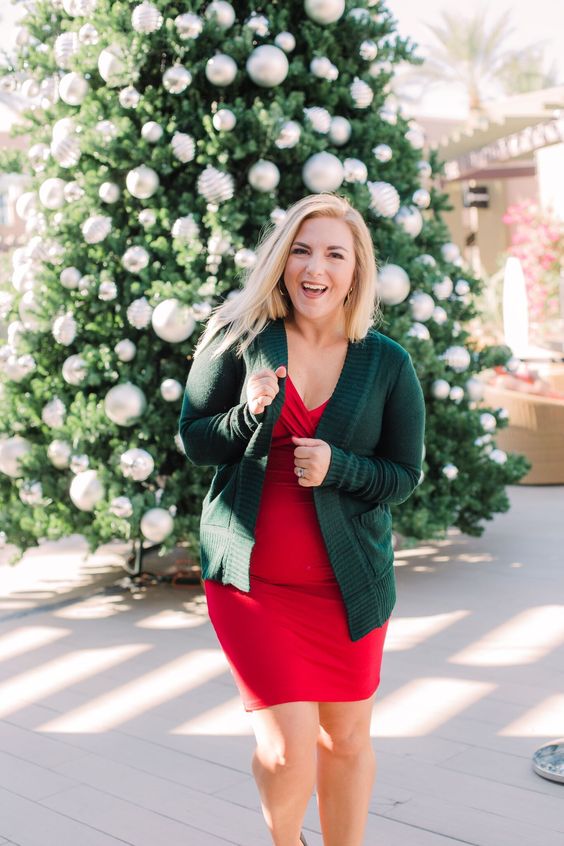 a comfy fitting red dress, a dark green cardigan to compose a simple and chic Christmas look