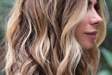 a long bob with blonde and honey-colored balayage and waves is a stylish and very modern idea to try