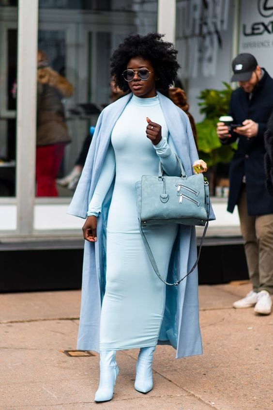 a total blue look with a maxi sheath dress, boots, a maxi coat and a stylish bag is very elegant