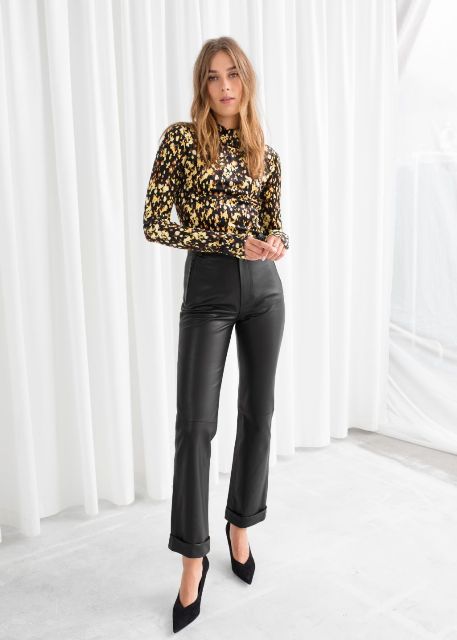 With printed long sleeved shirt and black pumps