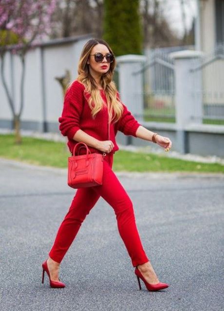a casual bold red look with skinny pants, heels, a chunky knit sweater and a bag is wow