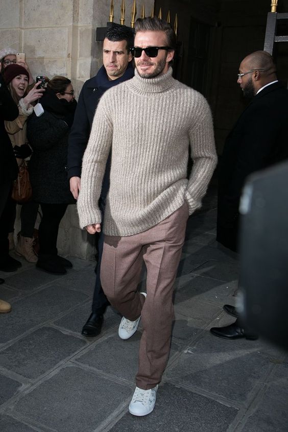 a very simple look with a grey turtleneck sweater, mauve trousers and white sneakers for winter and Christmas