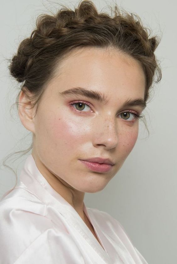 a neutral makeup with active blush, a pink lip and eyeshadows plus natural eyebrows