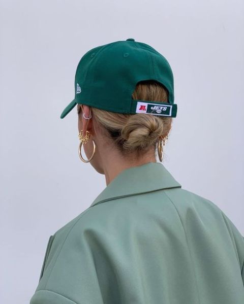 a wrapped low bun with a baseball cap are a timeless idea for every day, you can make it fast