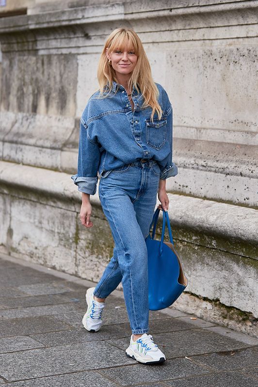 a comfortable double denim look with an oversized shirt and jeans, white trainers and a blue tote
