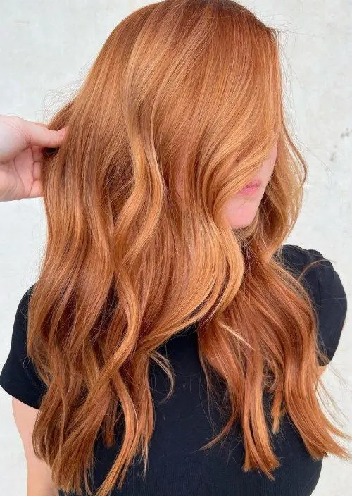 Beautiful long copper locks with ginger highlights and waves is a stylish and chic idea, it looks very fall like