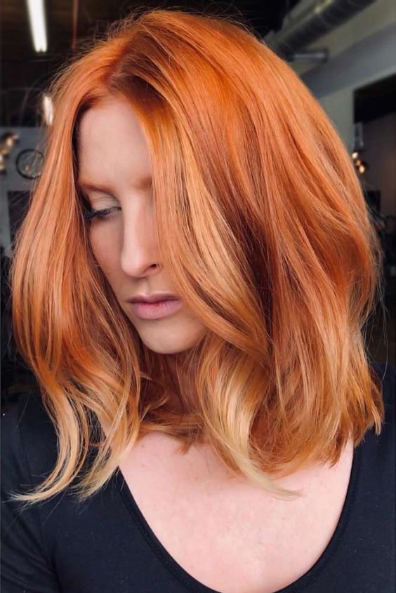 Pretty copper medium length hair with ginger and blonde highlights and a lot of volume is amazing
