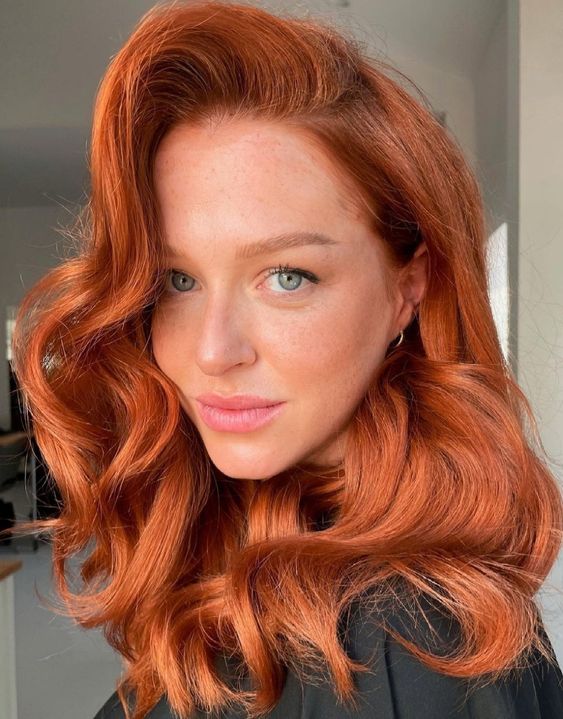 Super bright medium length copper hair with waves and volume is a gorgeous and super chic and bold idea for the fall