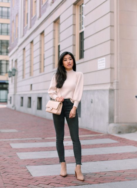 With beige sweater, dark gray skinny jeans and beige shoes