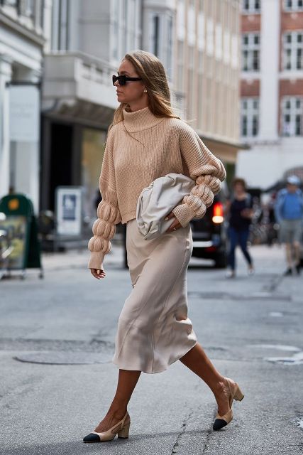 With beige sweater, light gray clutch and two colored shoes