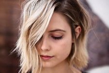 a lovely rooty warm blonde bob with waves is a stylish idea to wear and it looks pretty natural