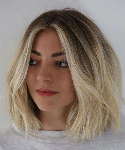 a lovely volumetric long rooty blonde bob with a darker root and messy waves is a chic and cool idea to rock