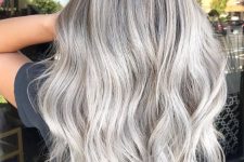extra long and volumetric silver blonde hair with a darker root, waves is a chic and beautiful idea to try right now