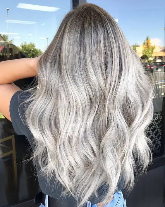 extra long and volumetric silver blonde hair with a darker root, waves is a chic and beautiful idea to try right now