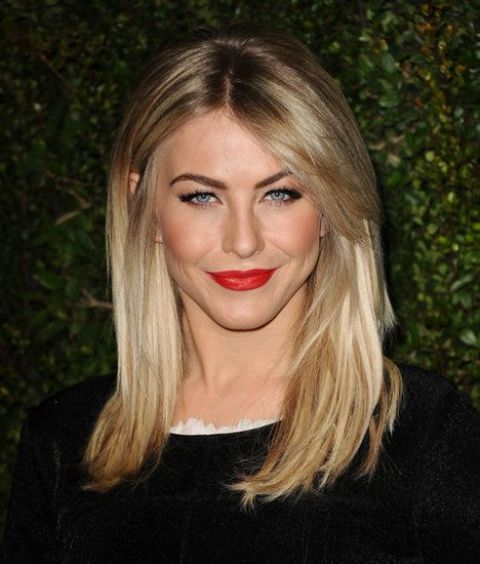 Fantastic medium length golden blonde hair with a darker root and a lot of volume is a stunning idea