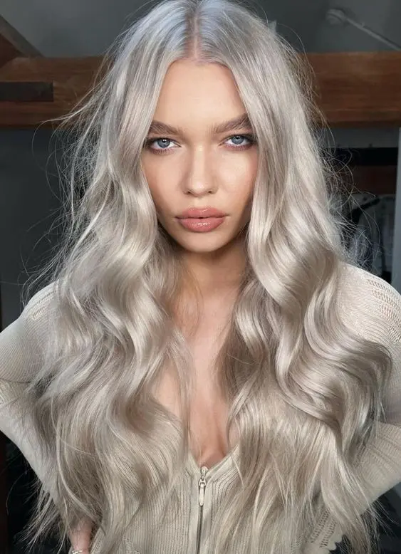 Gorgeous long silver blonde locks with a bit of volume and waves look jaw dropping, this is a stylish and cool solution