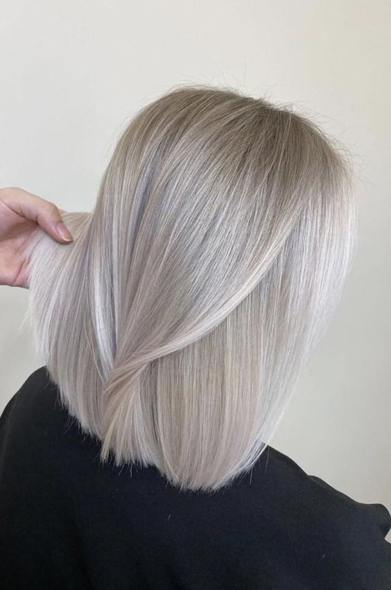 gorgeous straight silver blonde shoulder-length hair with some volume is a stylish and catchy solution