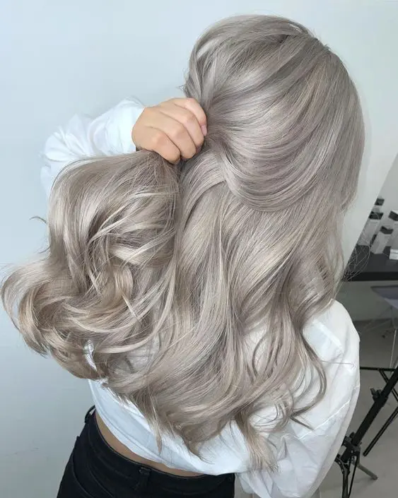 long and volumetric silver blonde hair with waves is a fab idea, it looks fantastic and very eye-catching