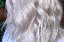 long silver blonde hair with a lot of volume and waves is a shiny and chic idea, it looks adorable
