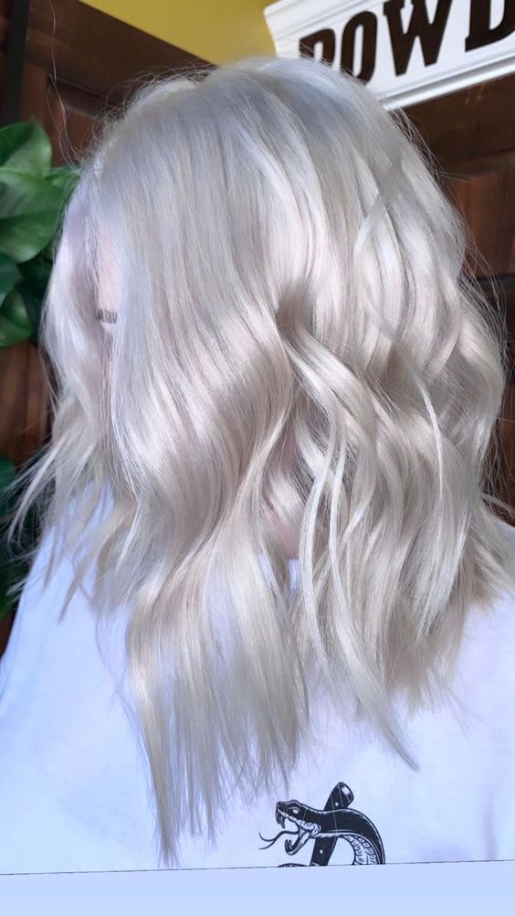long silver blonde hair with a lot of volume and waves is a shiny and chic idea, it looks adorable