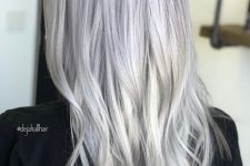 long silver blonde hair with messy waves is a chic and stylish idea, the edgy shade will give a bold look