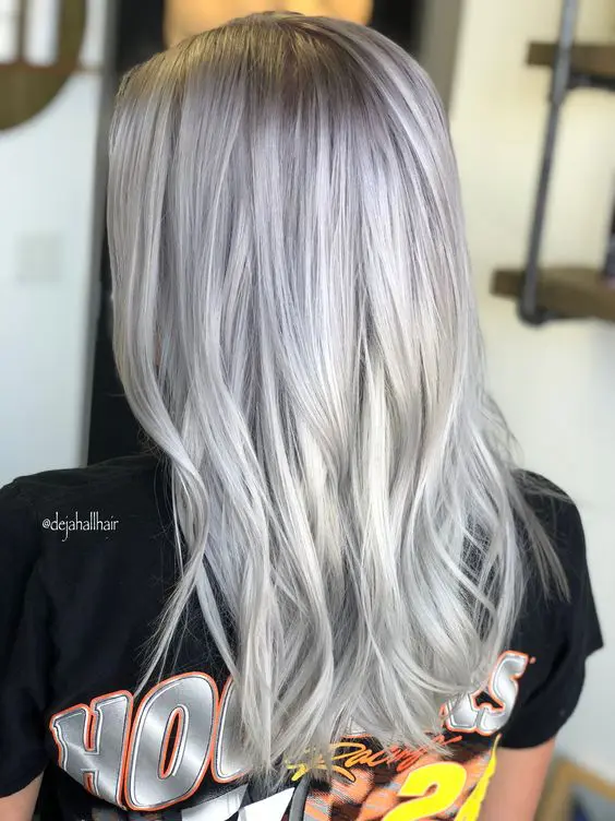 long silver blonde hair with messy waves is a chic and stylish idea, the edgy shade will give a bold look