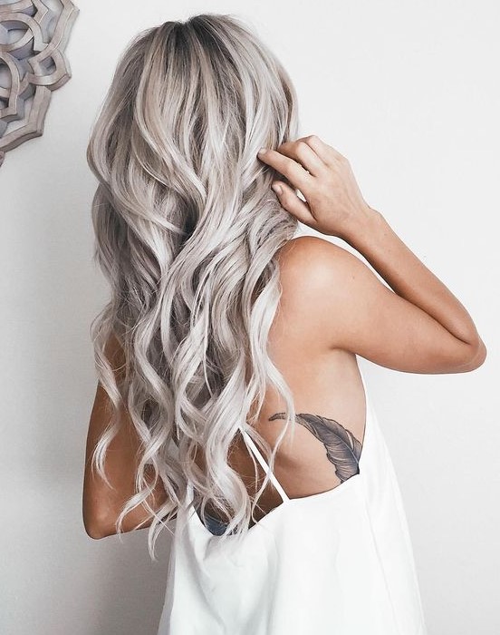long volumetric silver blonde locks with waves is a chic and lovely idea to rock, you may go for it
