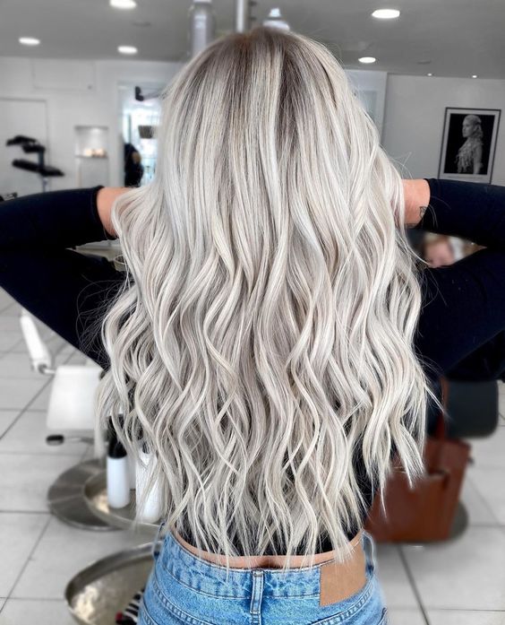 long wavy hair with a lot of volume done in silver blonde is an amazing idea, it looks adorable and eye-catchy